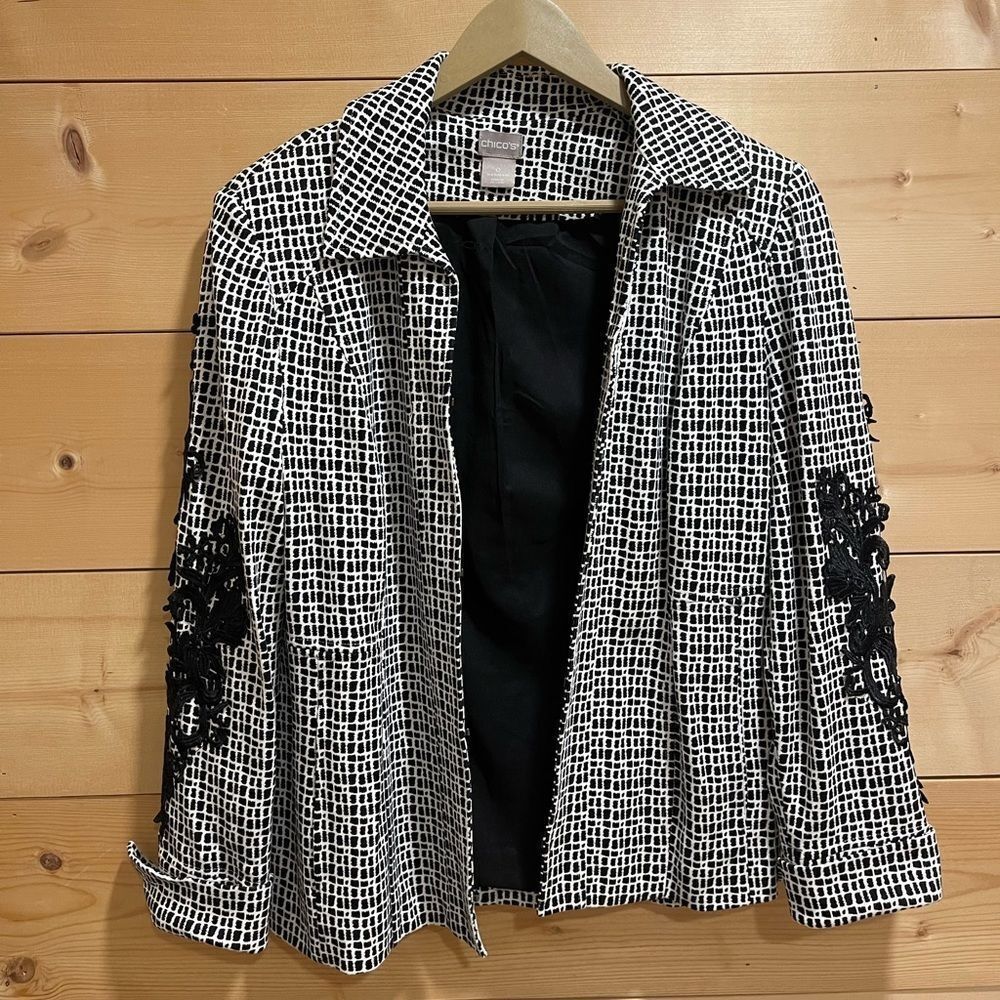 CHICO’S Women’s Black & White Menswear Ponte Jacket Appliqué Detailing Size 4/6